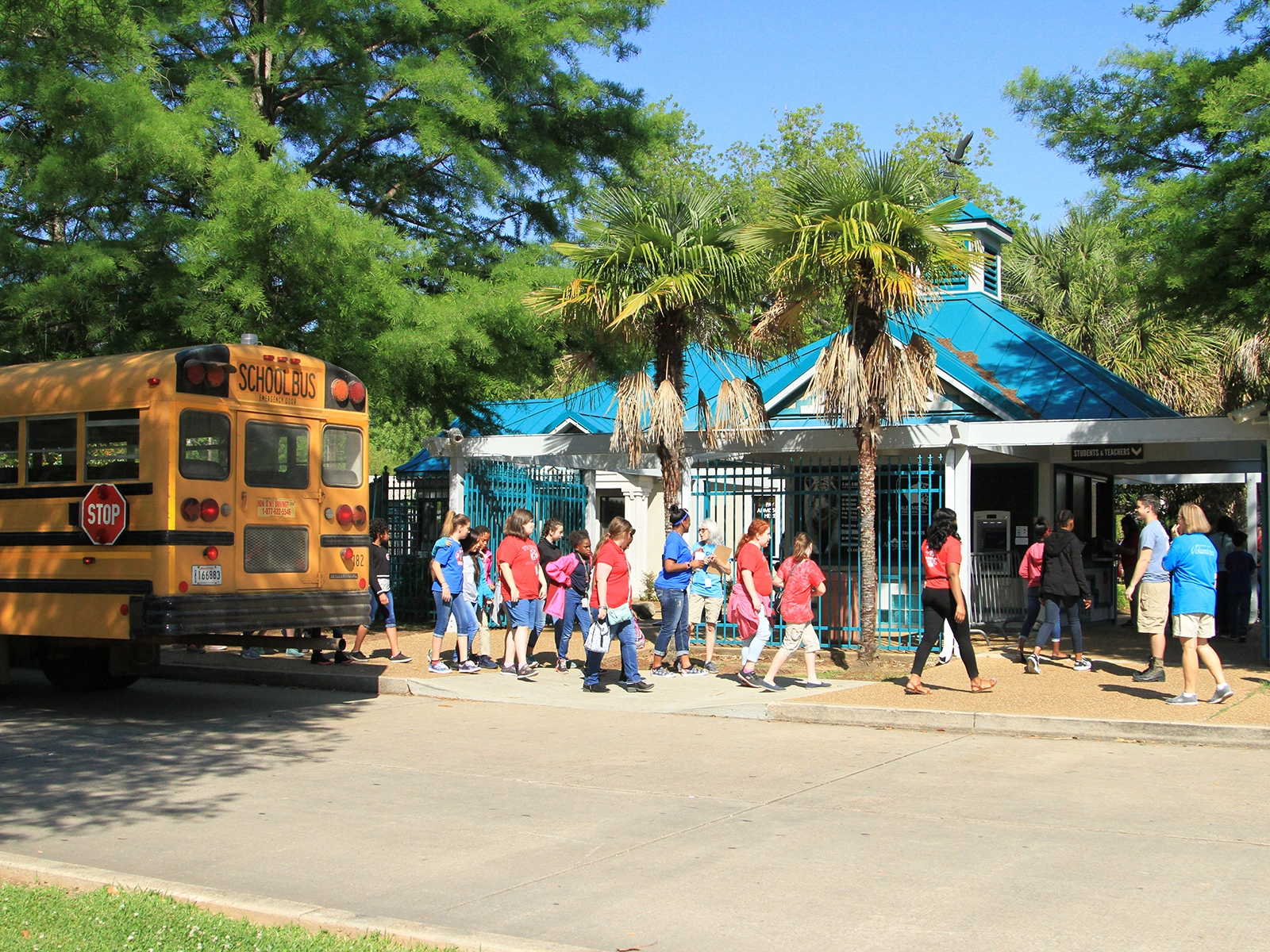 students exiting bus and entering Zoo main entrance